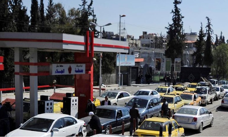 سيارات أمام محطة وقود في العاصمة السورية دمشق (رويترز)