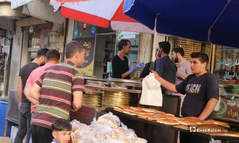 مدنيون يشترون المعروك، أحد الأطعمة الشعبية والمعروفة في رمضان، من أحد محلات مدينة مارع بريف حلب - 20 أيار 2020 (عنب بلدي/ عبد السلام مجعان)