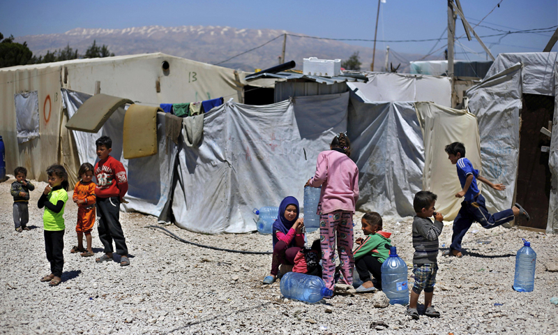 أطفال سوريون لاجئون بجوار خيمتهم في بلدة بر إلياس اللبنانية - 23 نيسان 2018 (AP)