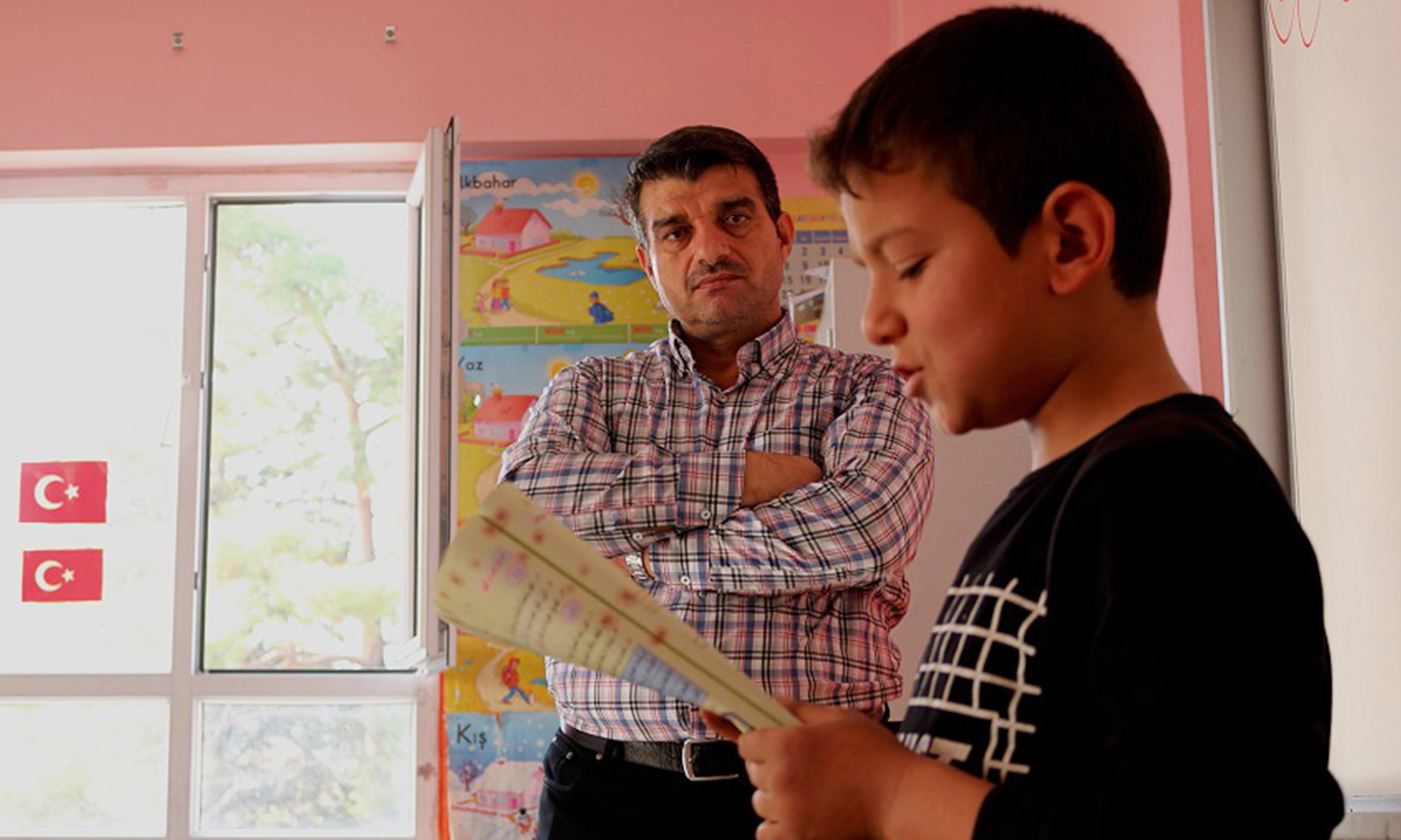 معلم سوري في إحدى مدارس السوريين بمدينة هاتاي في تركيا - 2018 (الأناضول)