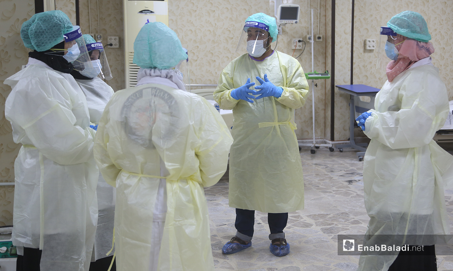 طبيب ومجموعة من الممرضين في قسم علاج فيروس "كورونا المستجد" في مشفى الزراعة بمدينة إدلب - 14 حزيران 2020 (عنب بلدي\يوسف غريبي)