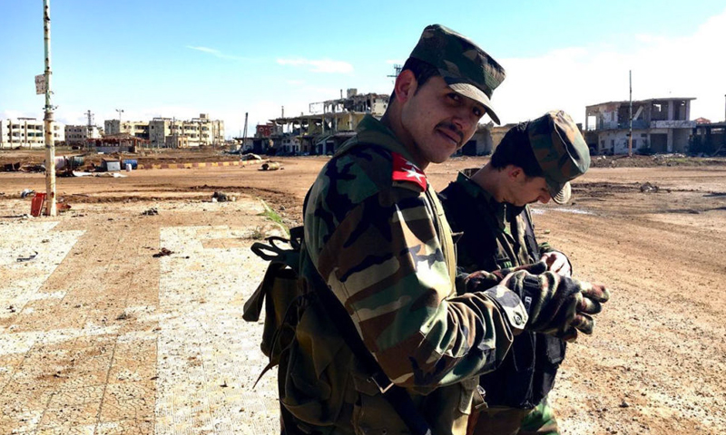 مقاتلون في قوات النظام السوري في بلدة الشيخ مسكين في درعا - 28 كانون الثاني 2016 (سبوتنيك)