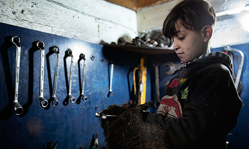 طفل سوري يعمل في ورشة صناعية (يونيسيف)