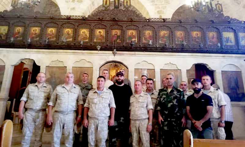 قائد الدفاع الوطني في مدينة السقيلبية في حماة، نابل عبد الله مع وفد روسي- 26 من تموز 2020 (نابل عبد الله فيس بوك)