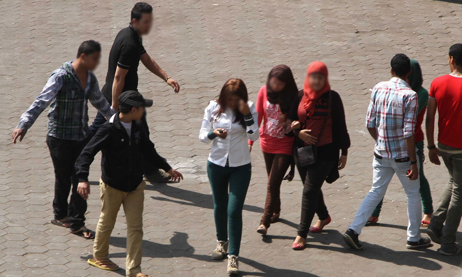 فتيات يتعرضن للتحرش في العاصمة المصرية القاهرة (الجزيرة)