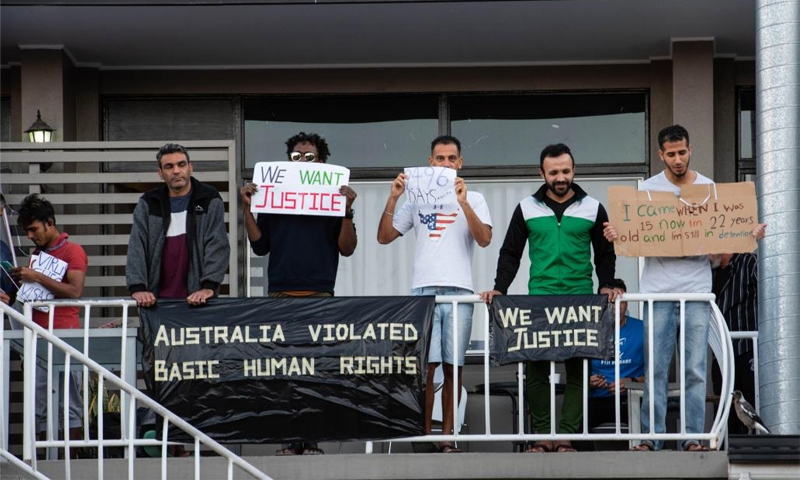 لاجئون وطالبو لجوء يحملون لافتات للاعتراض على السياسة الأسترالية في التعامل مع قضاياهم - 2020 (SOPA Images)