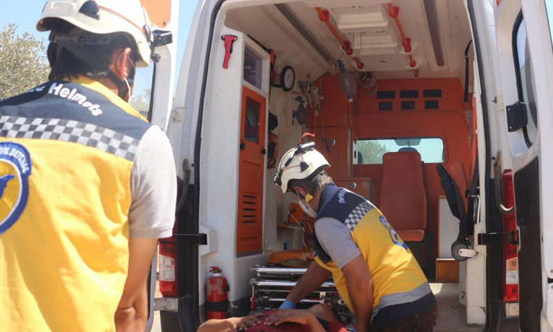 لحظة إسعاف المدني المصاب جراء القصف على إدلب 15 من أيلول 2020 (الدفاع المدني في إدلب/ فيس بوك)
