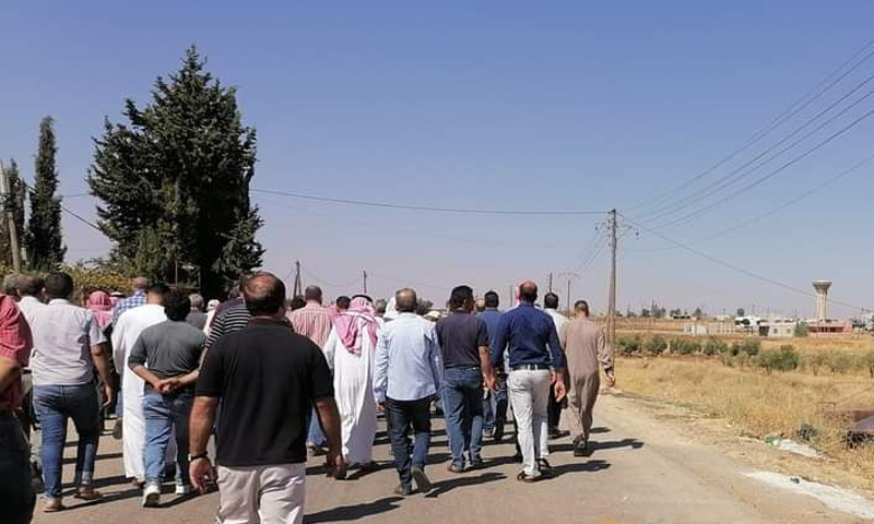 [6:03 PM] Ali Darwish وجهاء كناكر خلال توجههم لمفاوضة قوات النظام - 2 من تشرين الأول 2020 (كناكر مباشر)