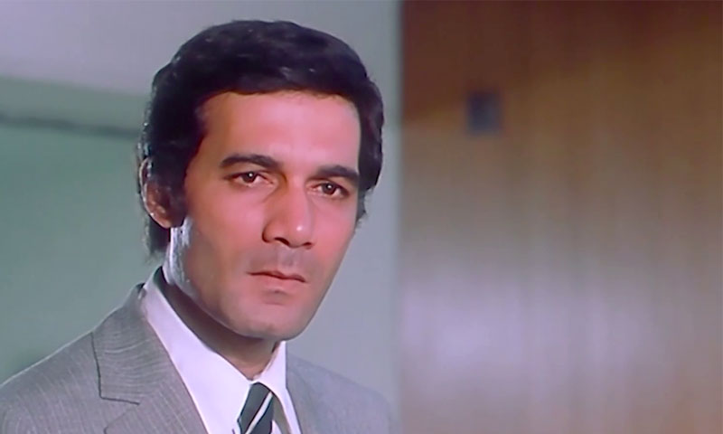 الممثل الراحل محمود ياسين في أحد أفلامه في سبعينات القرن العشرين (صحيفة الأيام)