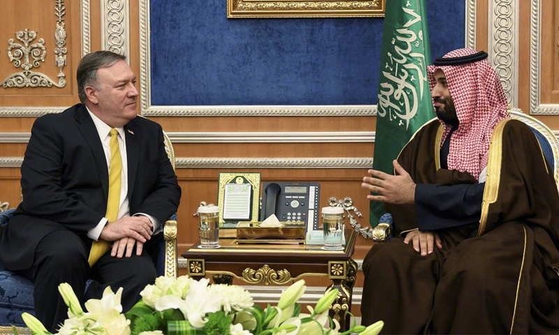 وزير الخارجية الأمريكي مايك بومبيو وولي العهد السعودي محمد بن سلمان (رويترز)