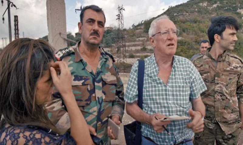 الصحفي البريطاني روبرت فيسك برفقة جنود النظام في أثناء تغطيته الأحداث في سوريا - 2012