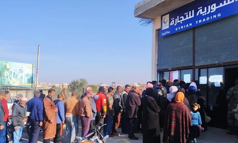 مواطنون يصطفون للحصول على مخصصاتهم التموينية من السورية للتجارة، 30 من تشرين الثاني 2020 (السورية للتجارة)