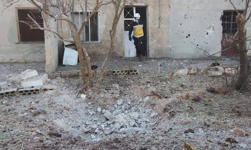 عنصر من الدفاع المدني يتفقد آثار القصف على بلدة البارة في ريف إدلب الجنوبي - 7 تشرين الثاني 2020 (الدفاع المدني)