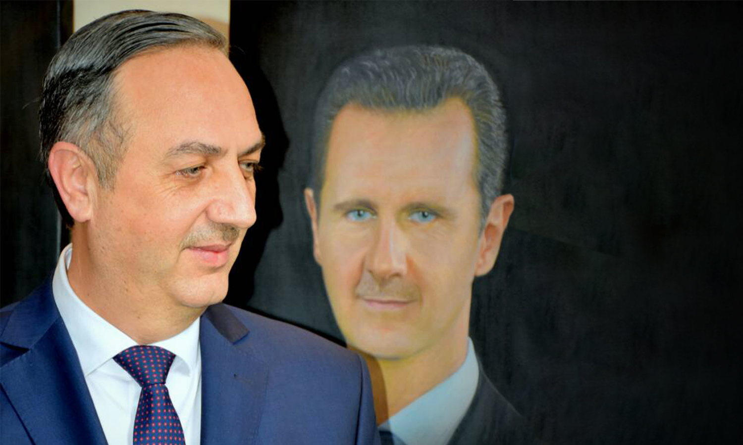 محافظ ريف دمشق علاء منير إبراهيم وخلفه صورة لرئيس النظام السوري بشار الأسد (صفحة الفنانون التشكيليون/ فيس بوك)