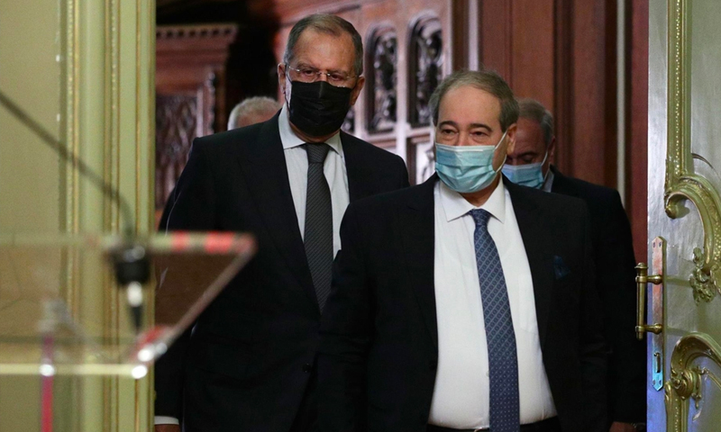 وزير الخارجية الروسي سيرغي لافروف ووزير الخارجية السوري فيصل المقداد في موسكو - 18 كانون الأول 2020 (EPA)