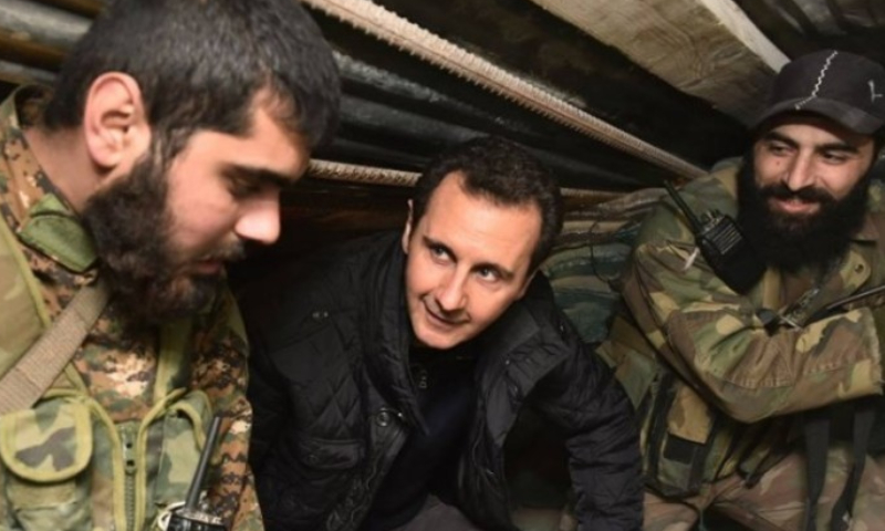 رئيس النظام السوري بشار الأسد مع مقاتلي من قواته (رئاسة الجمهورية)
