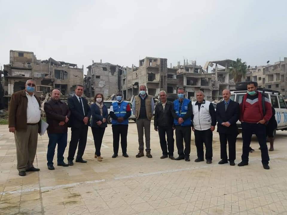 المنسق المقيم للأمم المتحدة في سوريا، عمران ريزا، في زيارة لمخيم "اليرموك" بدمشق، كانون الأول 2020.