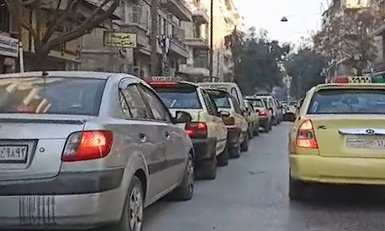 طوابير السيارات تنتظر دورها للتزود بالوقود من إحدى محطات مدينة حلب - 9 كانون الثاني 2021 (عنب بلدي)