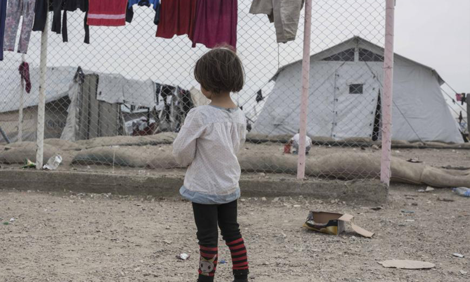 فتاة تقف في مخيم الهول في شمال شرق سوريا حيث تُحتجز آلاف النساء والأطفال من بلدان بينها كندا لكونهم أقارب من يشتبه في كونهم من تنظيم "الدولة" - 2019 (سام تارلنغ)