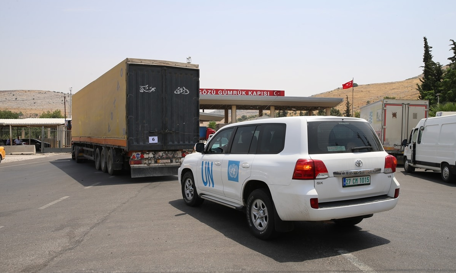 دخول قافلة المساعدات التابعة للأمم المتحدة عبر معبر باب الهوى - 12 تموز 2020 (وكالة الأناضول)
