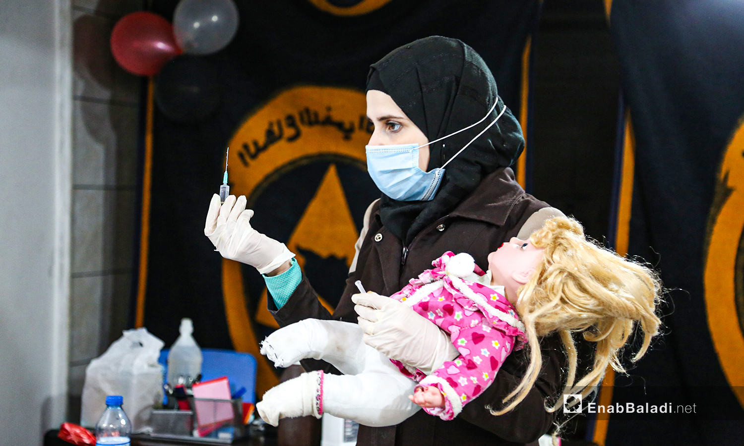 مدربة من الدفاع المدني تشرح للمتدرات حول الإبر الطبية - أرمناز شمال إدلب 7 آذار (عنب بلدي / يوسف غريبي)