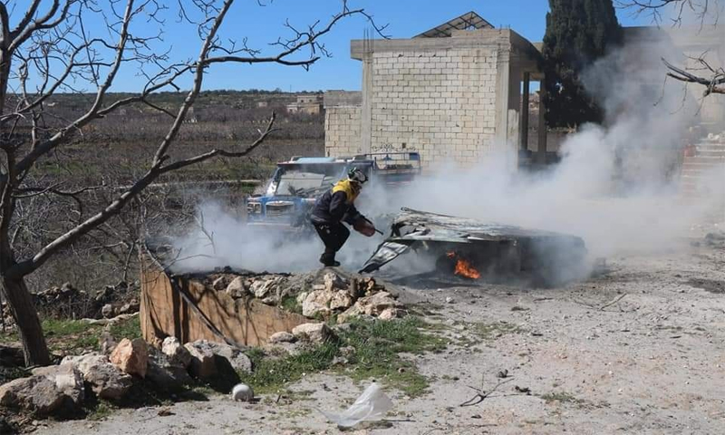 انتشال الجثث من قبل فرق الدفاع المدني نتيجة القصف على بزابور جنوب أريحا في إدلب - 5 آذار 2021 (الدفاع المدني)