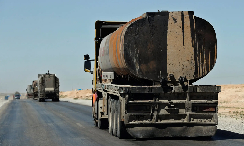 صهاريج تنقل النفط من مناطق سيطرة الإدارة الذاتية إلى مناطق سيطرة النظام السوري - 2018 (AP)