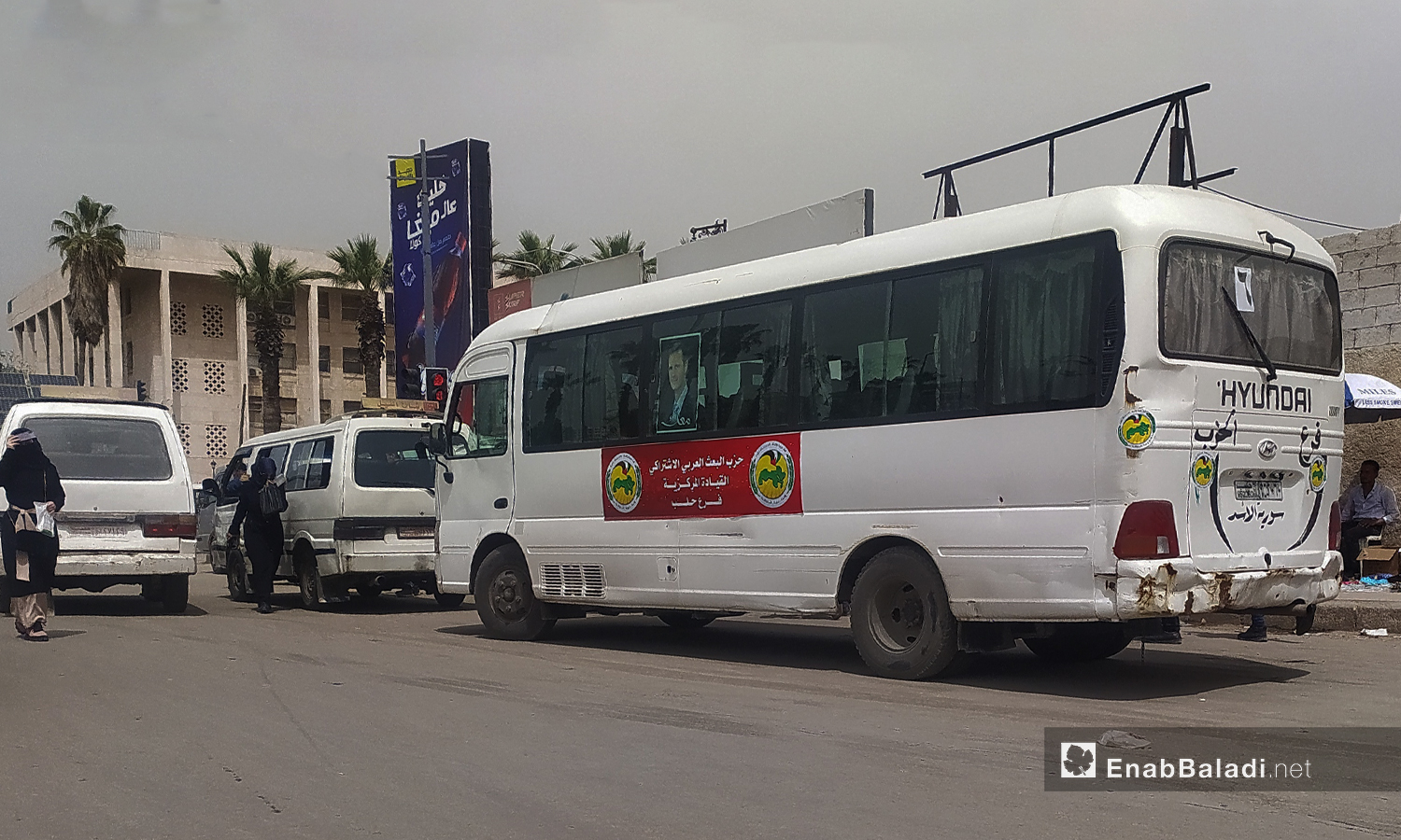 باصات النقل المجاني التابعة بحزب البعث والتي تحمل صورة رئيس النظام السوري بشار الأسد في حلب - نيسان 2021 (عنب بلدي/ صابر الحلبي)