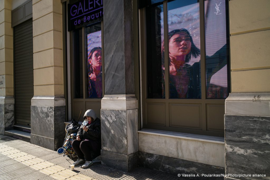 امرأة بلا مأوى في يوم عيد الميلاد أمام متجر لمستحضرات التجميل في وسط أثينا في 25 من كانون الأول 2020 ، أثينا ، اليونان (فاسيليس)