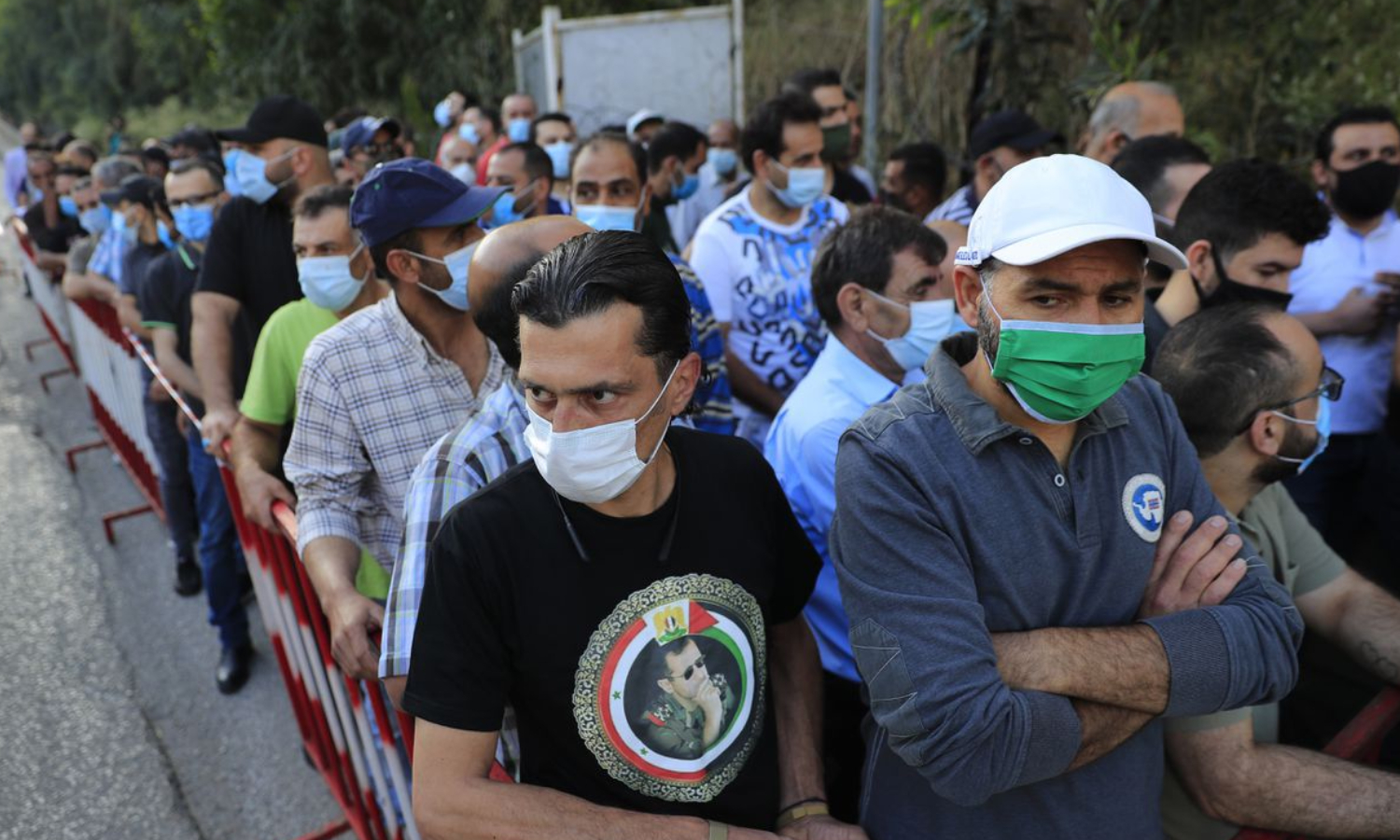 سوريين أمام السفارة السورية في بيروت يشاركون في الانتخابات الرئاسية في 20 من أيار (AP)