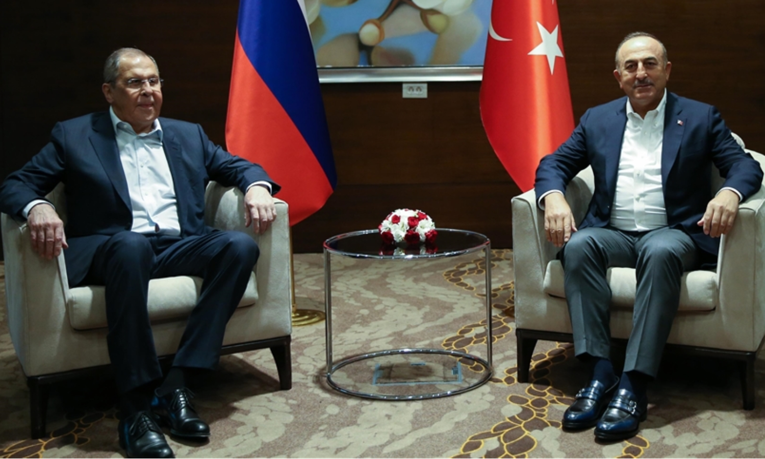 وزيرا الخارجية، الروسي، سيرغي لافروف، والتركي، مولود جاويش أوغلو في أنطاليا التركية في 30 من حزيران 2020 (الأناضول)