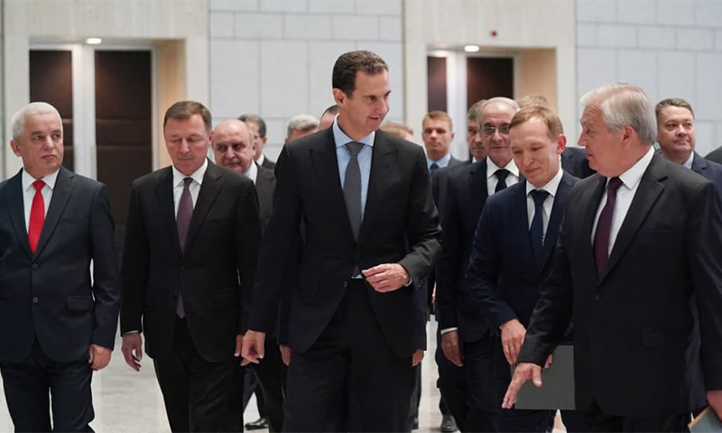 رئيس النظام السوري، بشار الأسد، مع الوفد الروسي برئاسة المبعوث الخاص للرئيس الروسي فلاديمير بوتين، ألكسندر لافرنتييف - 26 من تموز 2021 (سانا)