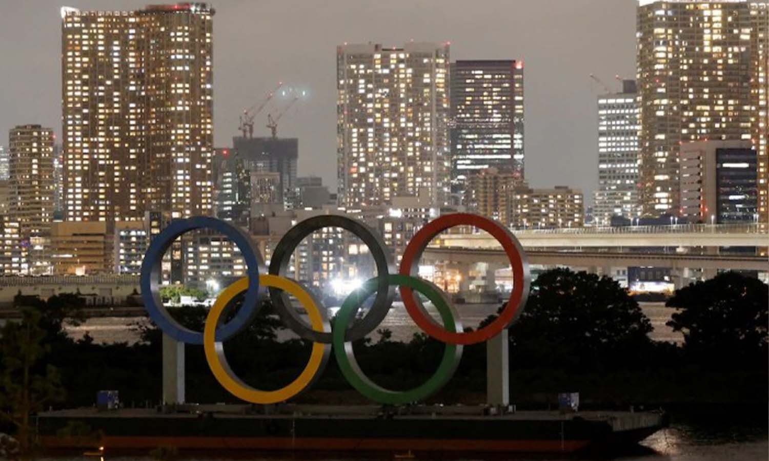 الحلقات الرمزية للألعاب الأولمبية في مدينة طوكيو اليابانية - 14 تموز 2021 (رويترز)