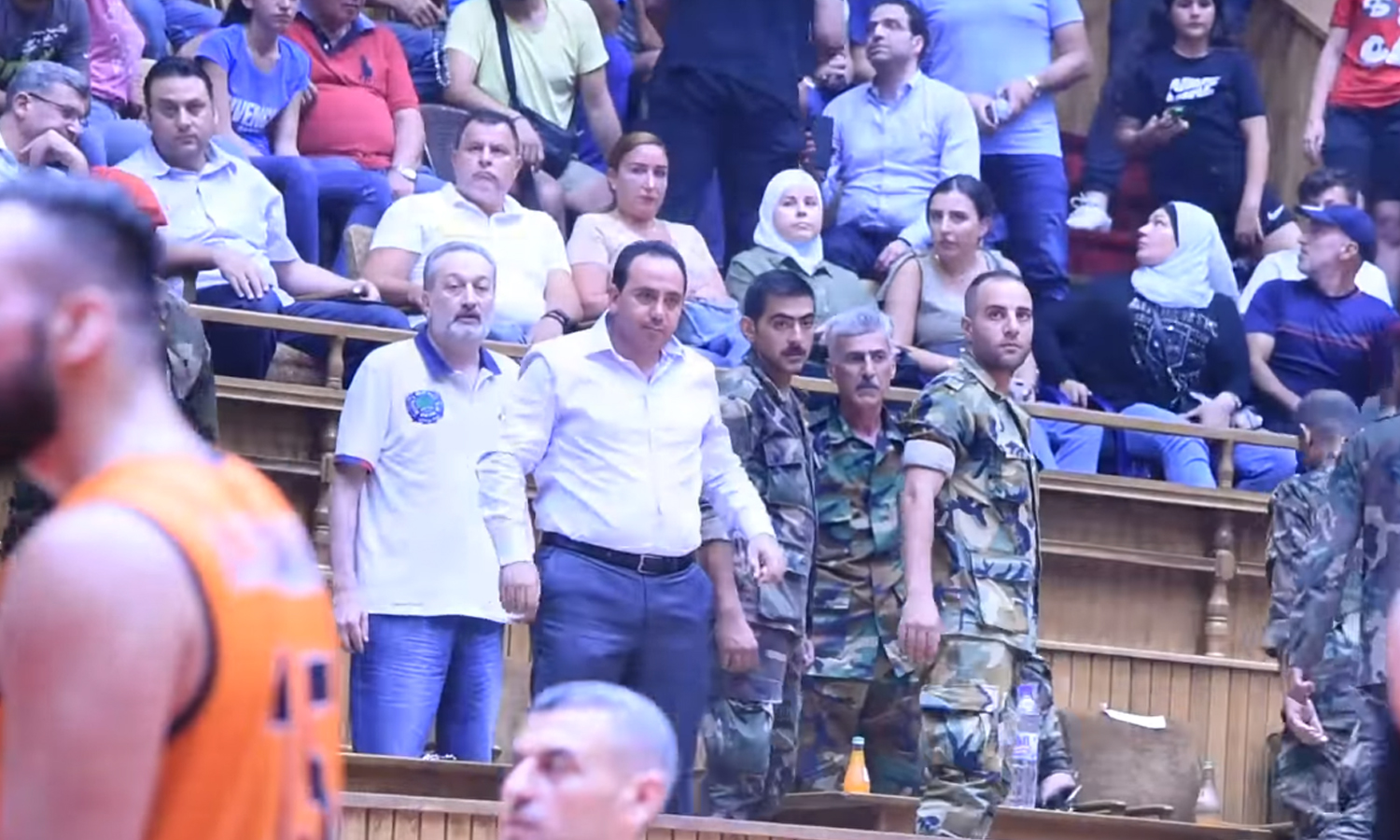 رئيس نادي الجيش لكرة السلة بالزي العسكري في ملعب الفيحاء في دمشق - 1 تموز 2021 (صفحة جمهور نادي الوحدة في فيس بوك)