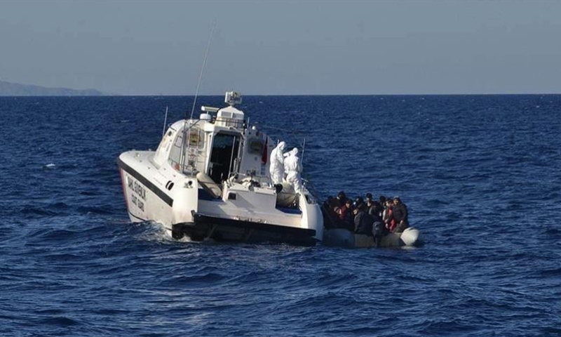 خفر السواحل التركي ينقذ لاجئين قبالة سواحل إزمير (الأناضول)
