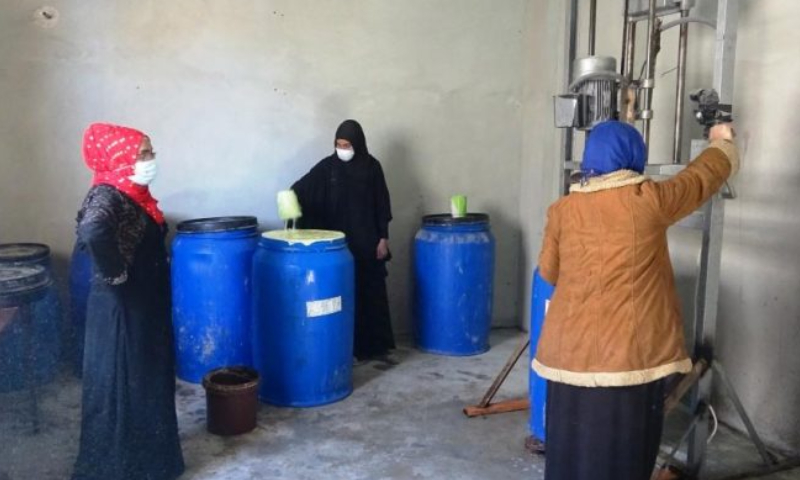ثلاثة نساء تعمل في معمل المنظفات بمدينة الرقة (بيسان إف إم)