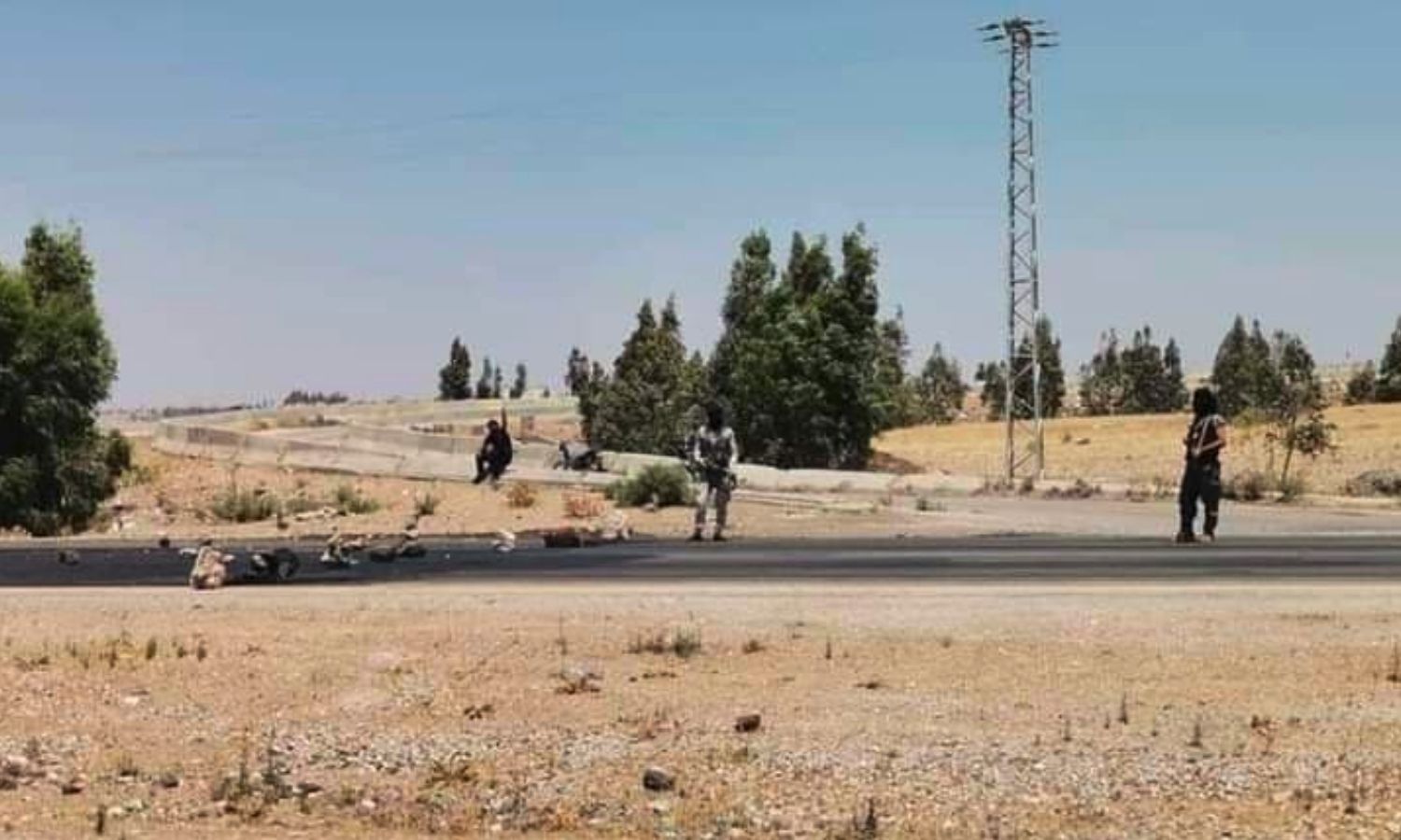 مقاتلون من أبناء مدينة درعا يقطعون الطريق الواصل لمعبر نصيب الحدودي (مصدر محلي)