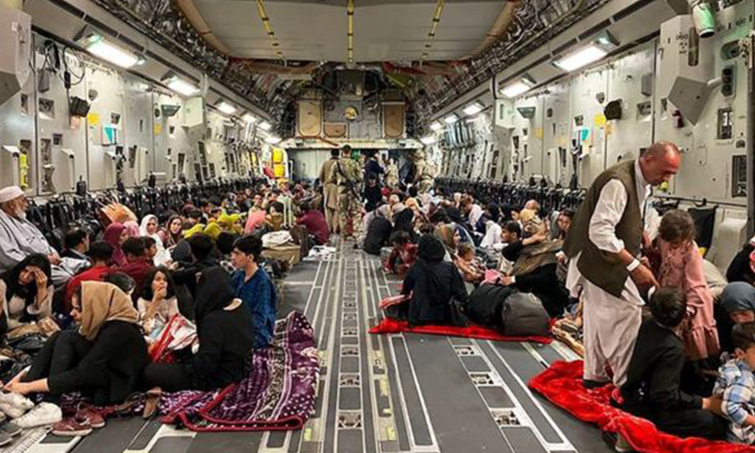إجلاء أفغان على متن طائرة بعد تسلم طالبان للسلطة آب 2021 "Getty Images"