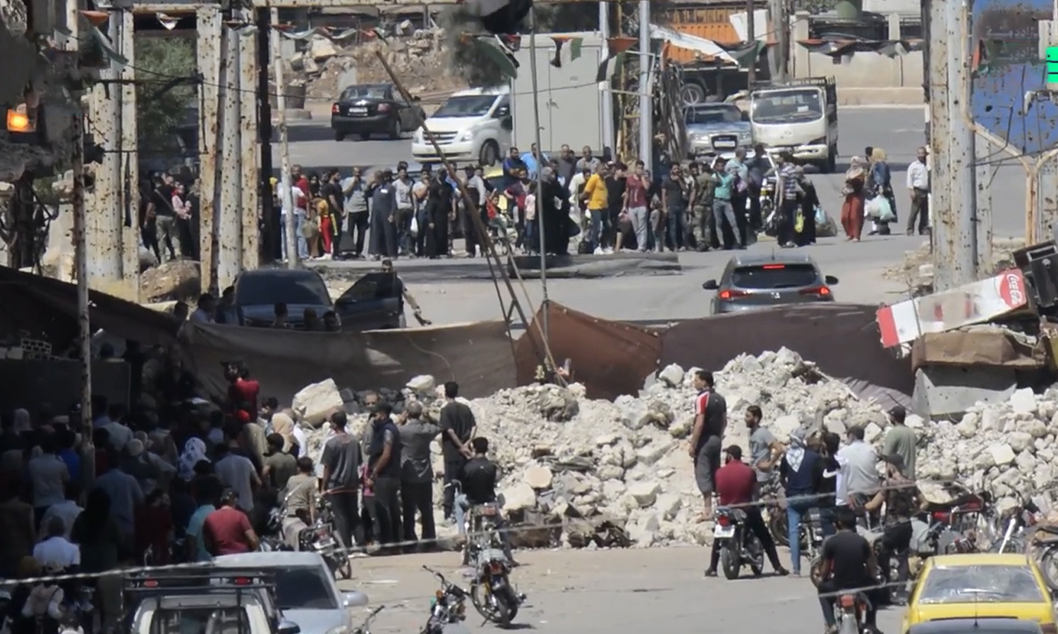 مدنيون يتجمعون عند حاجز "السرايا" في درعا (نبأ)