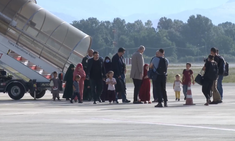 رئيس الوزراء الألباني يستقبل أطفالًا ونساء من مخيم "الهول" في سوريا (إيدي راما عبر فيس بوك)