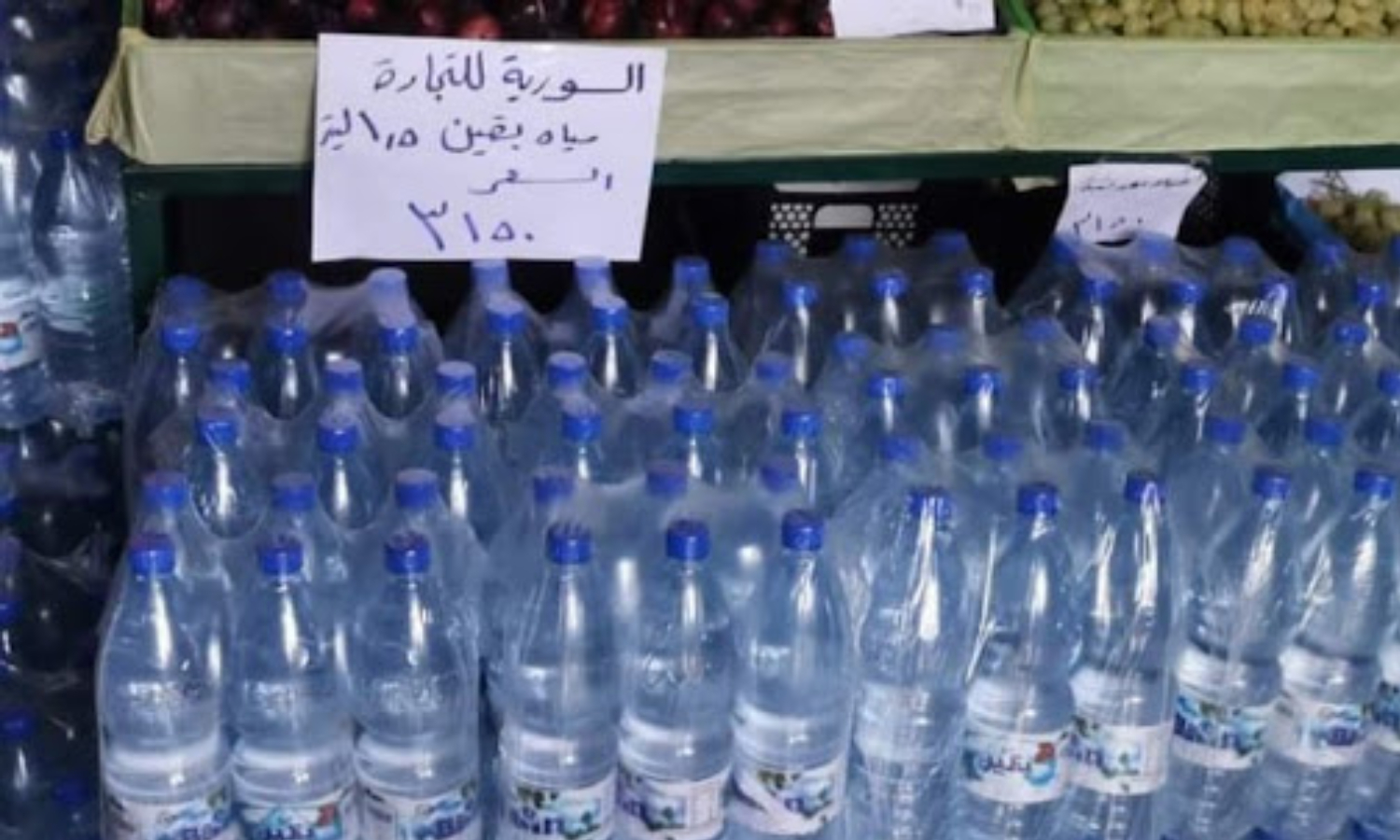 طرد مياه معدنية في صالات السورية للتجارة (المشهد أونلاين)