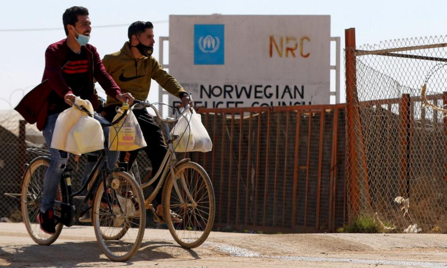 شابان يقودان دراجتيهما الهوائيتان في مخيم الزعتري للاجئين السوريين بمحافظة المفرق شمالي الأردن - 15 شباط 2021 (AFP)