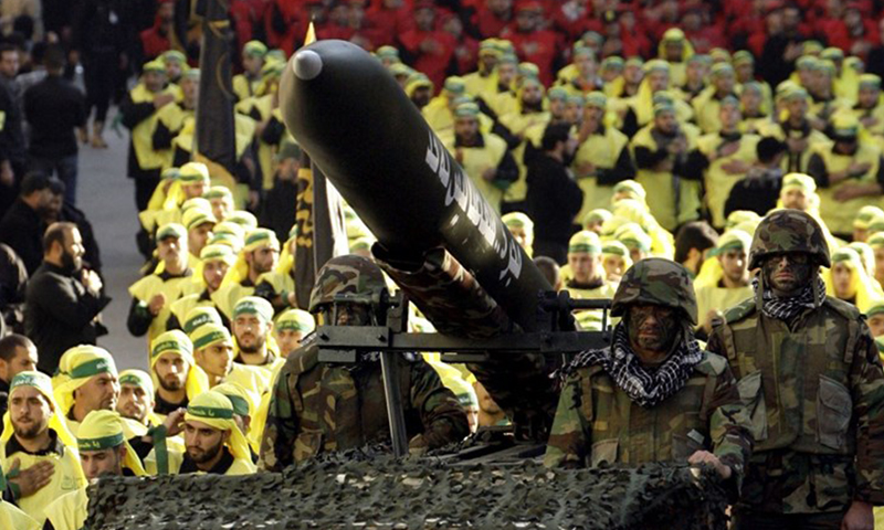 عناصر من حزب الله خلال استعراض عسكري (الميادين)