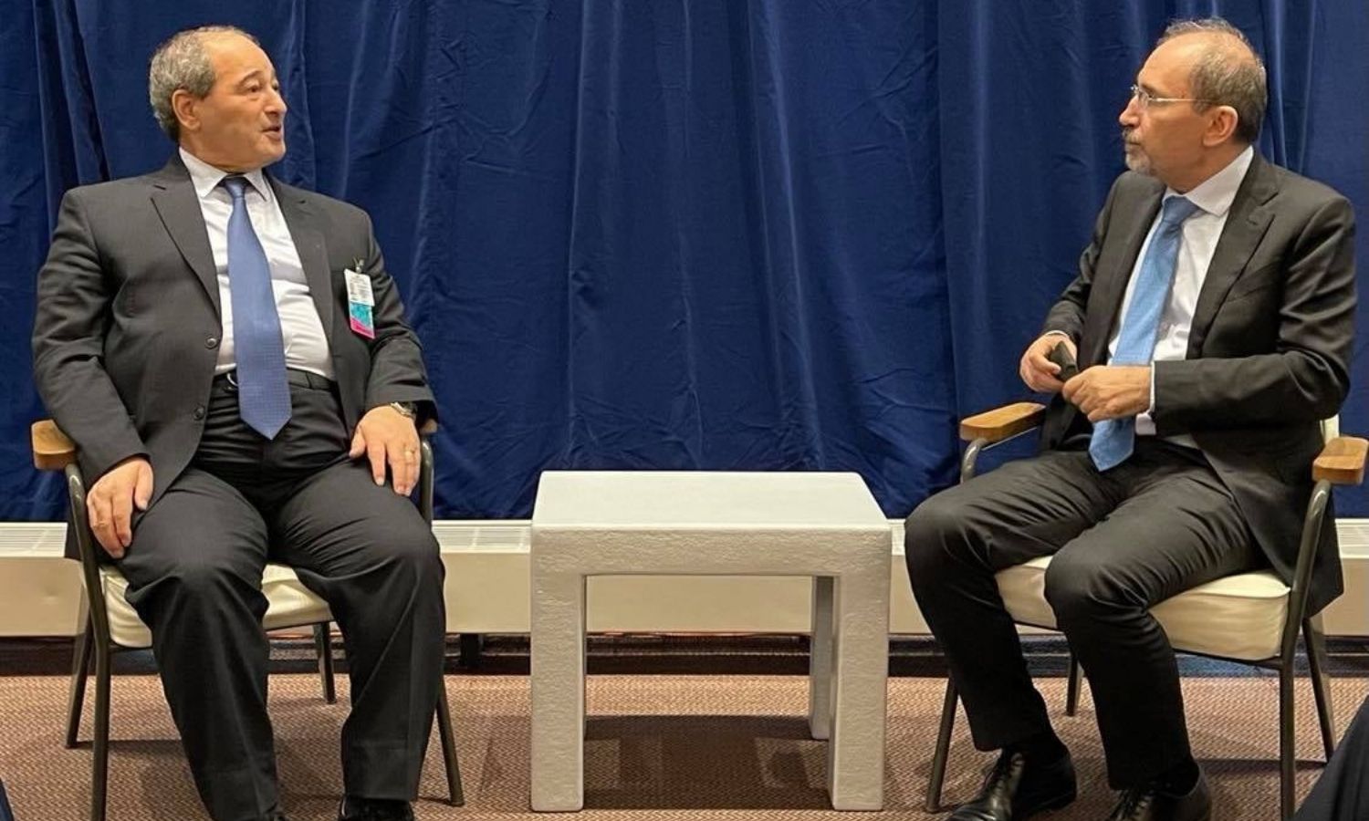 لقاء وزير الخارجية في حكومة النظام السوري،فيصل المقداد، مع نظيره الأردني، أيمن الصفدي، في نيويورك - 22 من أيلول 2021 (الخارجية السورية)