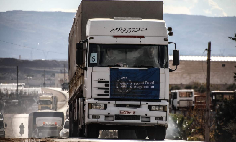 شاحنة تحمل مساعدات إنسانية مقدمة من برنامج الغذاء العالمي إلى الشمال السوري- 9 كانون الأول 2021 (عز الدين القاسم/تويتر)
