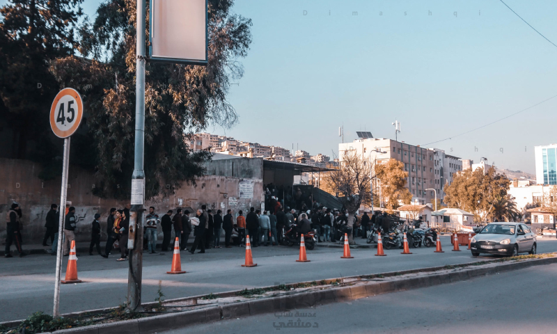 مواطنون ينتظرون في طابور للحصول على الخبز في المزة بدمشق- 13 كانون الأول 2021 (عدسة شاب دمشقي)