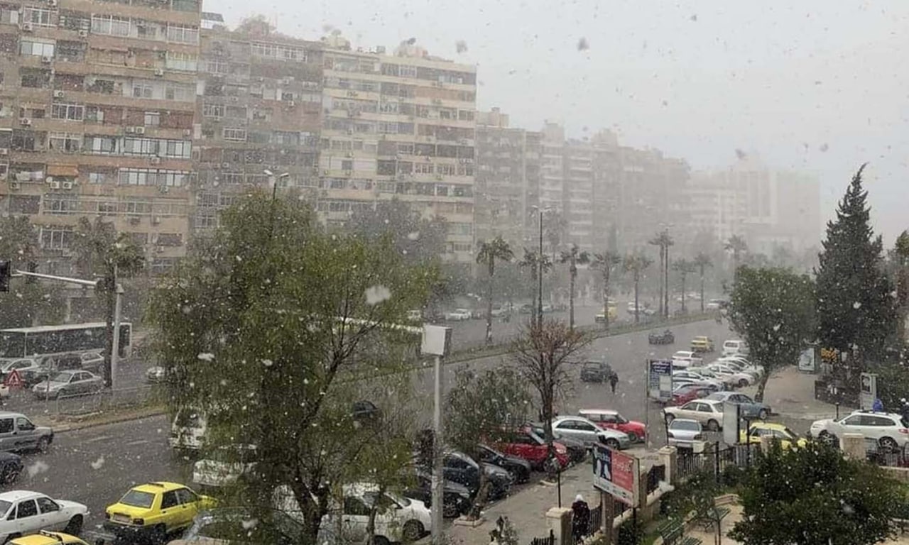 تساقط الثلوج في منطقة المزة بمحافظة دمشق في 15 من آذار 2022 (Syrian Stars)