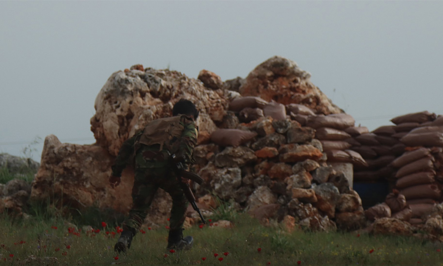 مقاتل من الجبهة الوطنية للتحرير في إحدى نقاط الرباط جنوبي محافظة إدلب- نيسان 2022 (الجبهة الوطنية للتحرير/ تويتر)
