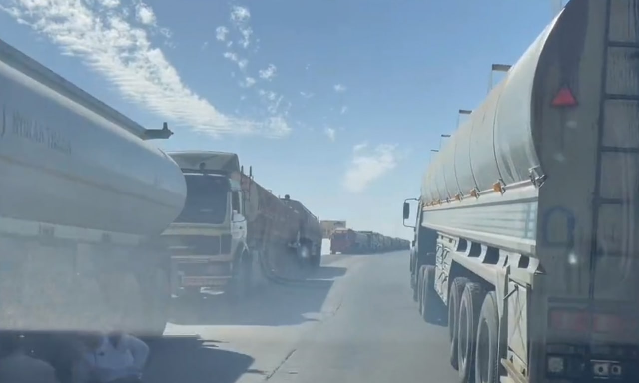 رتل شاحنات فارغة لنقل النفط من القامشلي إلى مناطق النظام في 16 من تشرين الأول 2022 (لقطة شاشة من تسجيل مصور لمراسل قناة روسيا اليوم)