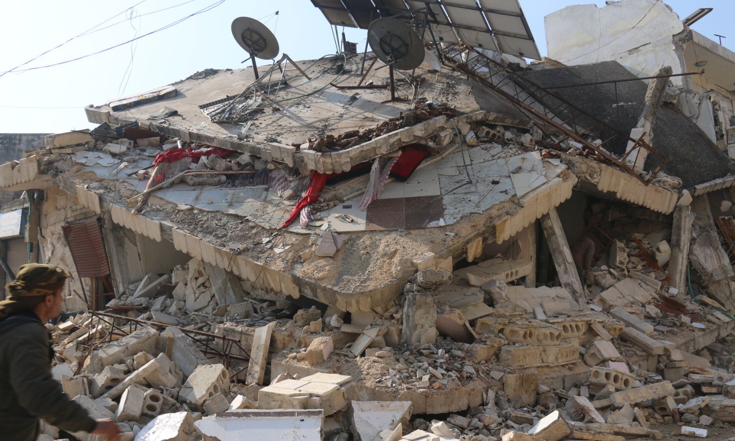 ركام وأبنية مهدّمة في بلدة جنديرس إثر زلزال ضرب مناطق شمال غربي سوريا- 8 شباط 2023 (عنب بلدي/ ديان جنباز)